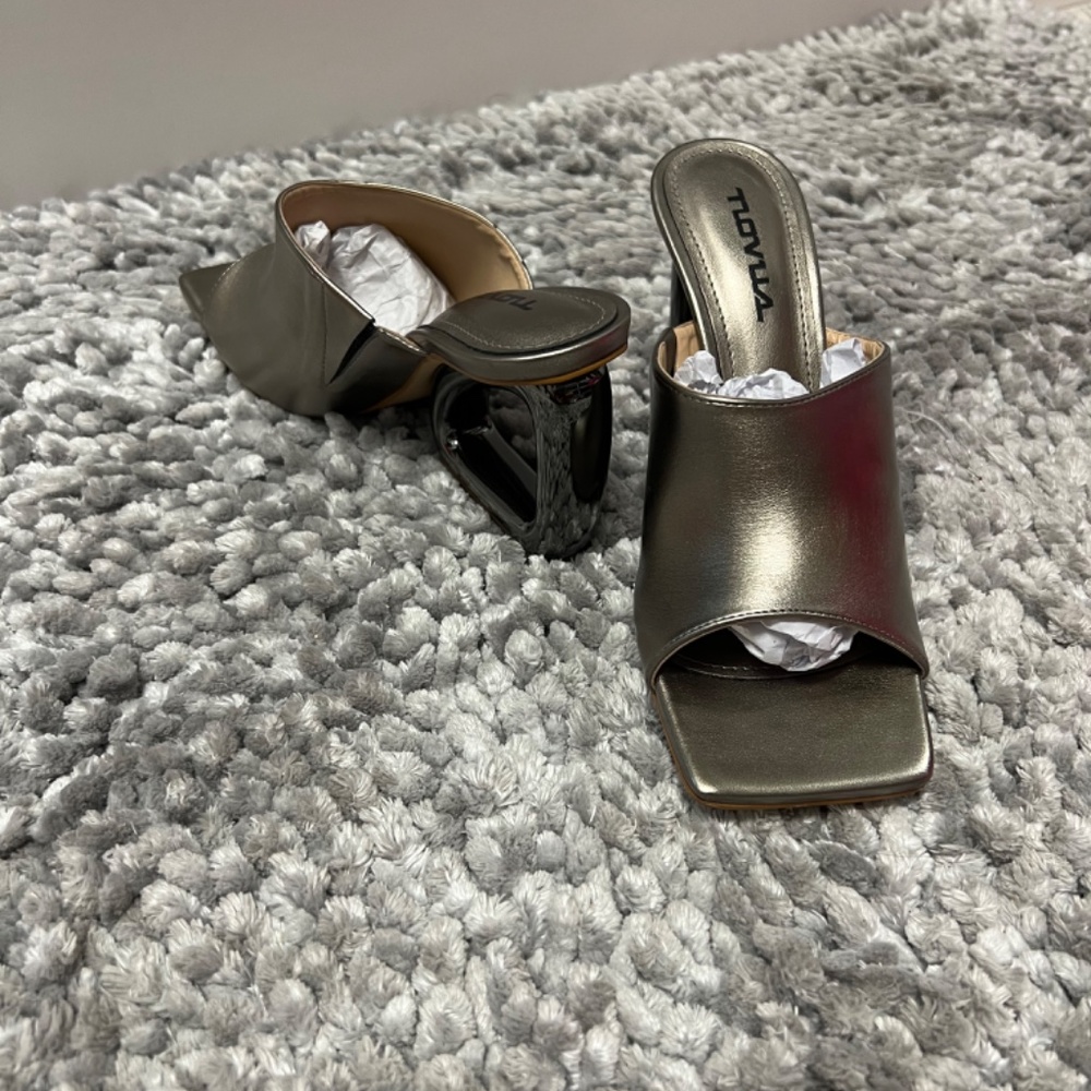 Shoe - Picture 4 of 5